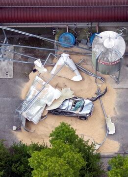 Fotogallery Bertinoro Forlì silos di mangimi crolla e travolge