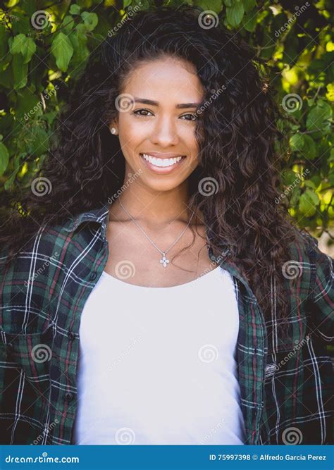 De Lachende Jonge Vrouw Van Latina In Aard Stock Foto Image Of Nave Latijns