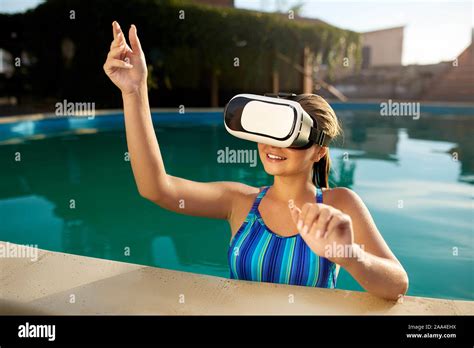 Schöne junge frau im bikini und gläser Fotos und Bildmaterial in hoher Auflösung Alamy