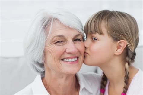 Grand Mère Baiser Images Libres De Droit Photos De Grand Mère Baiser