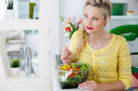 Femme Blonde Pr Parer Une Salade La Cuisine Photo Gratuite