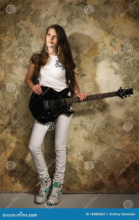 Het Meisje Van De Tiener Met Elektrische Gitaar Stock Foto Image Of Geïsoleerd Muzikaal 18488462