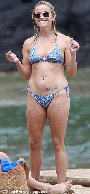 Reese Witherspoon Nice Cleavage In Tiny Bikini After Married With Jim