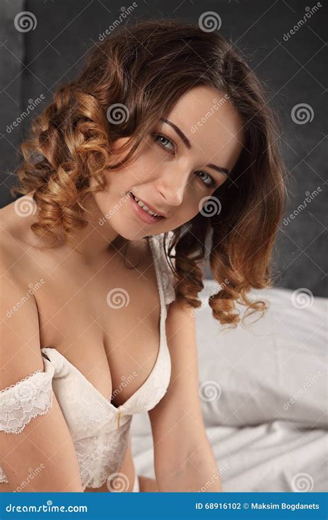 Femme Sensuelle Posant Avec La Lingerie Dans Le Lit Photo Stock Image Du Chiffre Beau