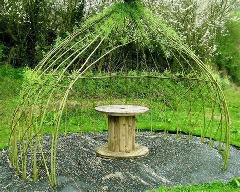 Живая беседка из ив. Фото с сайта thewillowbank.com | Willow garden ...