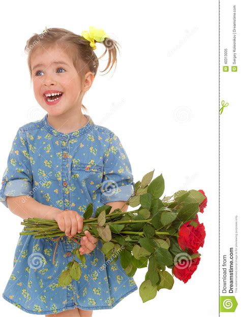 Petite Fille Avec Du Charme Tenant Un Bouquet Des Roses Rouges Image