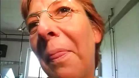 sehr heiße Milf von nebenan zeigt mir wie sie ihre Muschi mit einem Sexspielzeug