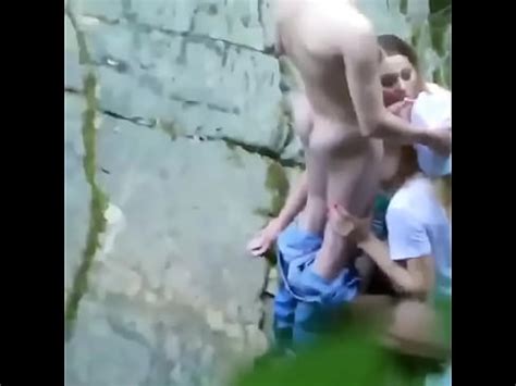 Chico Afortunado Recibiendo Una Mamada Doble Al Aire Libre Xvideos