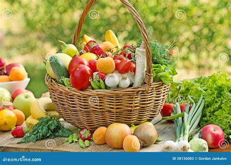 Плетеная корзина полна с фруктами и овощами Стоковое Фото - изображение ...