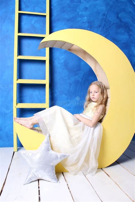 Fille Blonde Triste S Asseyant Sur Une Lune Jaune Image Stock Image Du Conception Imagination