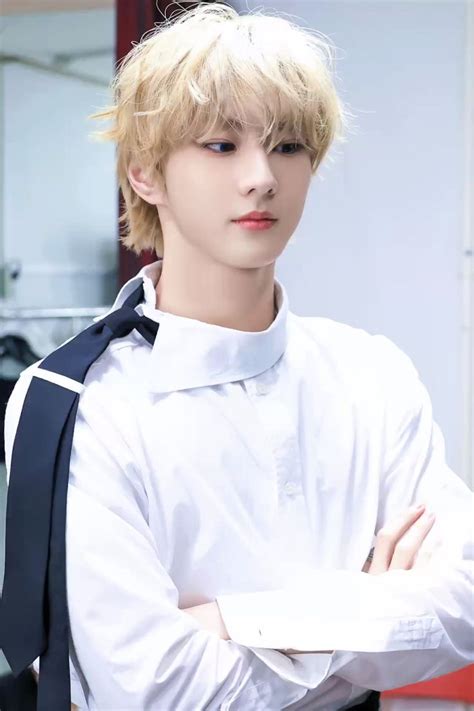 Pin By Ashley On Enhypen Blonde Wavy Hair Blonde Hair Long Hair Styles