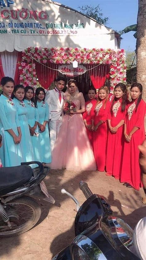 Ngày hot girl quận Cam Thúy Diễm lên xe hoa trong dàn phù dâu xuất hiện người chị em thân