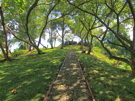 Gunung Padang Bukit Legendaris Berpanorama Laut Biru Dan Kota Padang