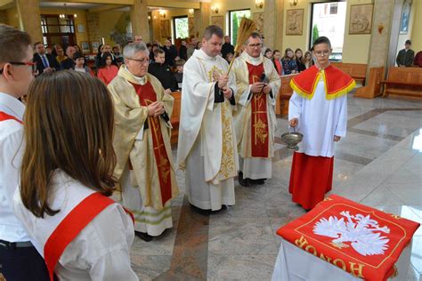 Uroczysto Nadania Imienia W Jana Paw A Ii Szkole Podstawowej W