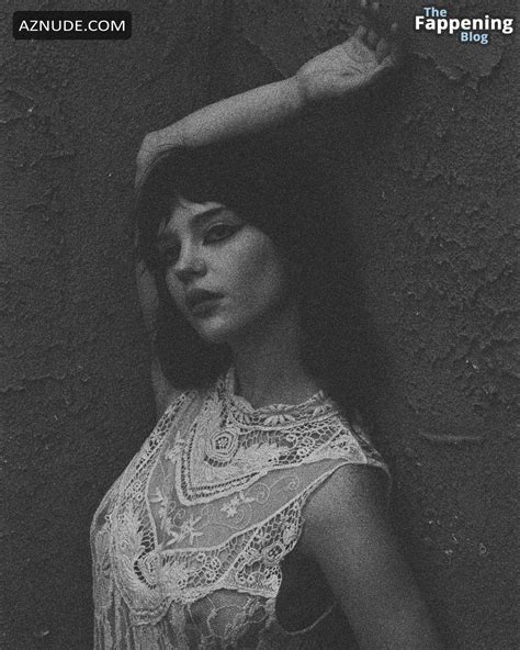 Sophie Thatcher Sexy And Nude Flashes Her Hot Tits In A Steamy