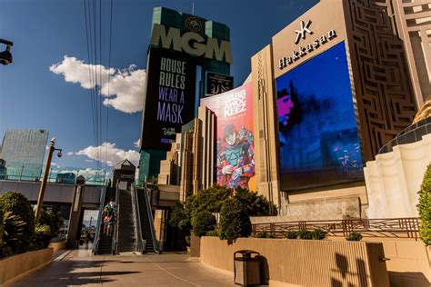 MGM Resorts Tops Estimates on Gains in Vegas, Macau - Bloomberg