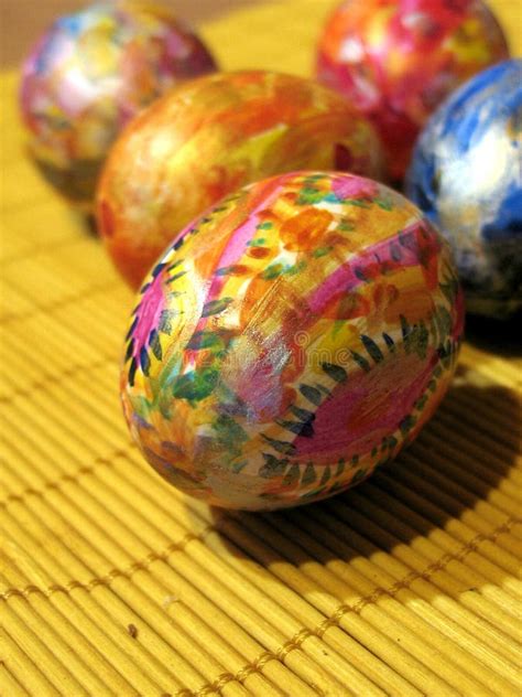 Ovos De Easter Coloridos Na Palha Imagem De Stock Imagem De