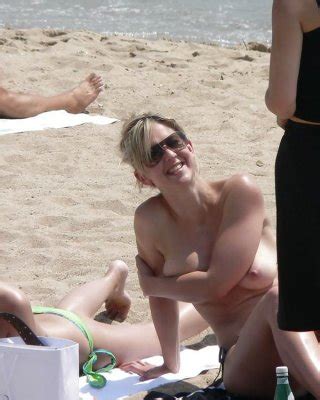 Blonde Milf beim Umziehen am Strand für oben ohne Liebhaber Porno Bilder Sex Fotos XXX Bilder