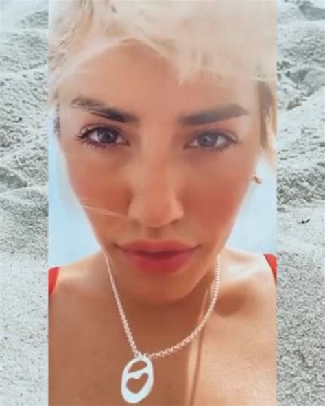Lali Espósito desde la playa y en bikini roja Despeinada me siento mejor TN
