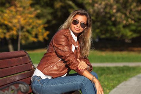 Jeune Fille Blonde Sexy Dans Le Bikini Photo Stock Image Du Ventre Gris