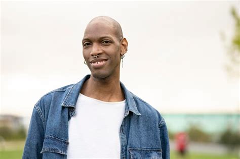 Hombre Africano Gay Feliz Sonriendo A La C Mara En El Parque De La Ciudad Hombre Calvo Afeitado