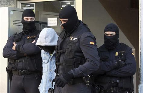 Bari Rintracciato In Spagna E Arrestato Enne Per Stalking E Revenge Porn