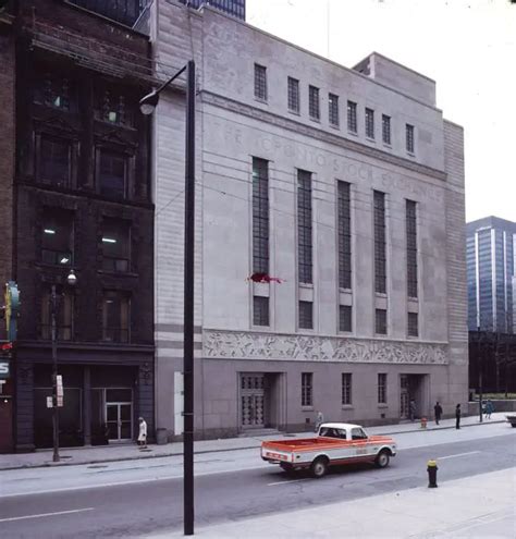 Stunning Photos From The 1970s In Toronto Showing Street Scenes And