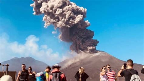 Etna Cel Mai Nalt Vulcan Activ Din Europa A Mai C Tigat C Iva