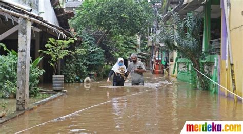 Foto Banjir Akibat Luapan Kali Sunter Rendam Cipinang Melayu