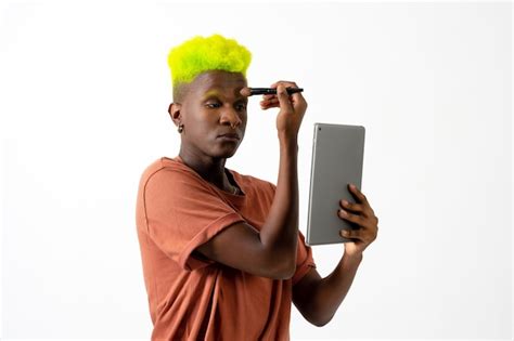 Un Hombre Negro Gay Maquillando El Concepto Lgtbi Corrigiendo Imperfecciones En Su Rostro Foto
