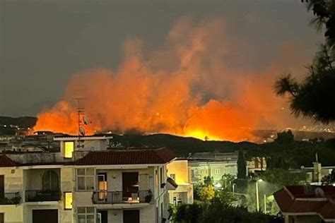 Grosso Incendio Sul Vesuvio Fiamme Vicino Alle Case Paura A Torre Del