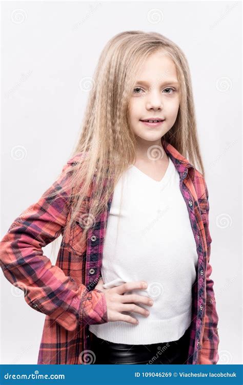 Portret Van Het Blonde Meisje Stellen In Studio Stock Afbeelding Image Of Gezicht Kind