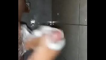 Se hace una paja mientras se está bañando XVIDEOS