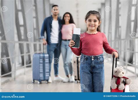 Niña árabe Pequeña Con Maleta Y Pasaporte Posando En El Aeropuerto Con