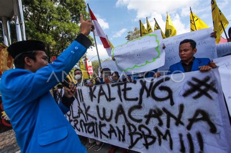 UNJUK RASA MAHASISWA TOLAK KENAIKAN BBM ANTARA Foto