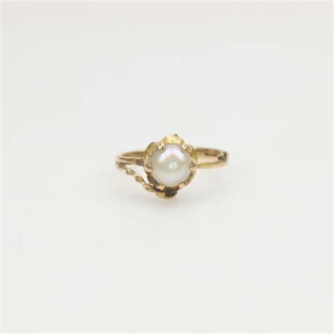18kt Gold Pearl Ring Property Room