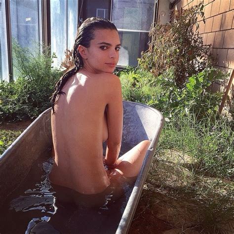 Instagram Emily Ratajkowski dans son bain Kim Kardashian ose le bikini en fourrure Télé Loisirs
