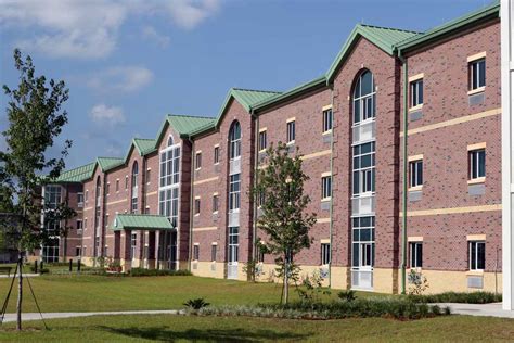 barracks definition  meaning collins english dictionary