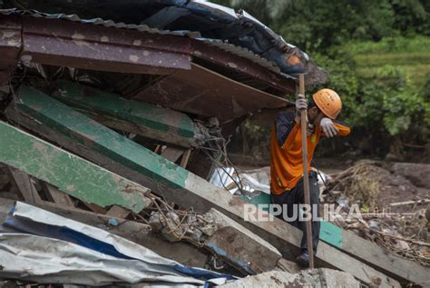 Pesisir Selatan Sumbar Masih Terisolasi Akibat Banjir Dan Tanah Longsor