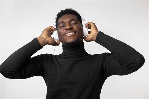 Homem ouvindo música em fones de ouvido Foto Premium