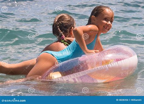Deux Filles De Bain D Adolescent En Mer Photo Stock Image Du Bikini Adolescence