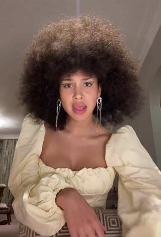 Hot Sofia Wylie Shows Cleavage Sexyfilter