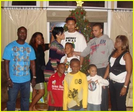 Chris Brown Family Pictures Girlfriend, Daughter, Siblings, Parents