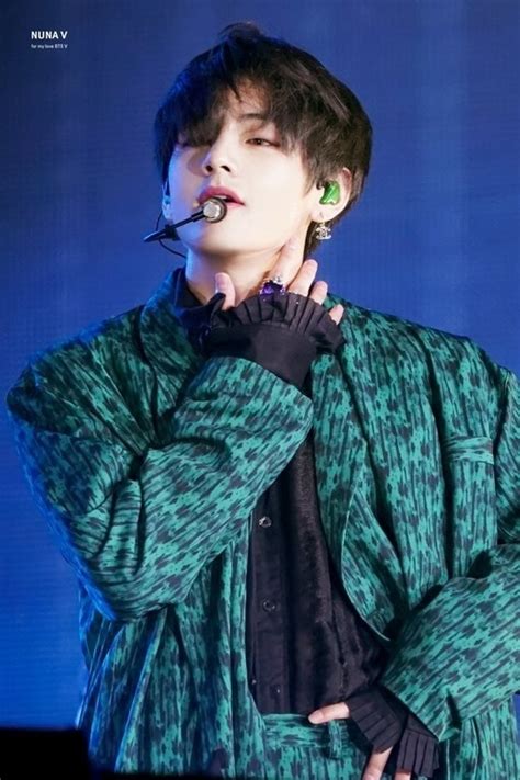 9 Potret Seksi V BTS Atau Kim Taehyung Yang Hot Menggoda