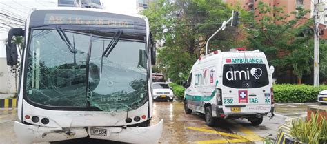 Choque Entre Alimentador De Transmetro Y Ambulancia Deja Un Herido