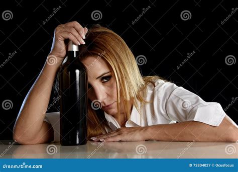 Betrunkene Alkoholische Blonde Frau Allein In Deprimiertes Vergeudet Mit Leidendem Kater Der