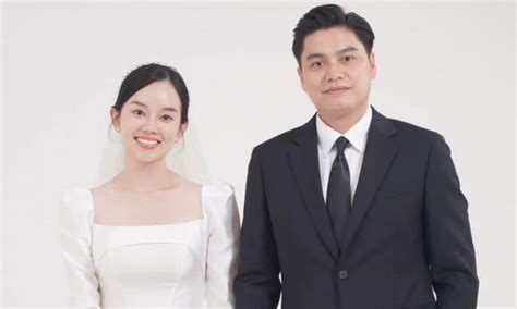 Hot girl Ly Kute cùng chồng trang trí cây thông Noel hé lộ mối quan hệ thân thiết của Khoai Tây