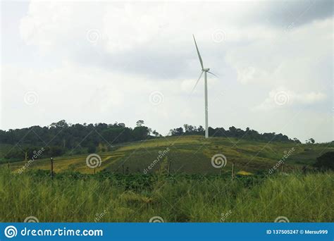 Turbina E Lica Produzindo A Energia Alternativa Imagem De Stock