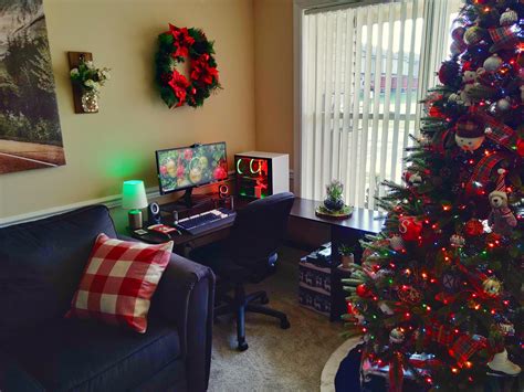 Small Christmas themed living room setup : r/battlestations