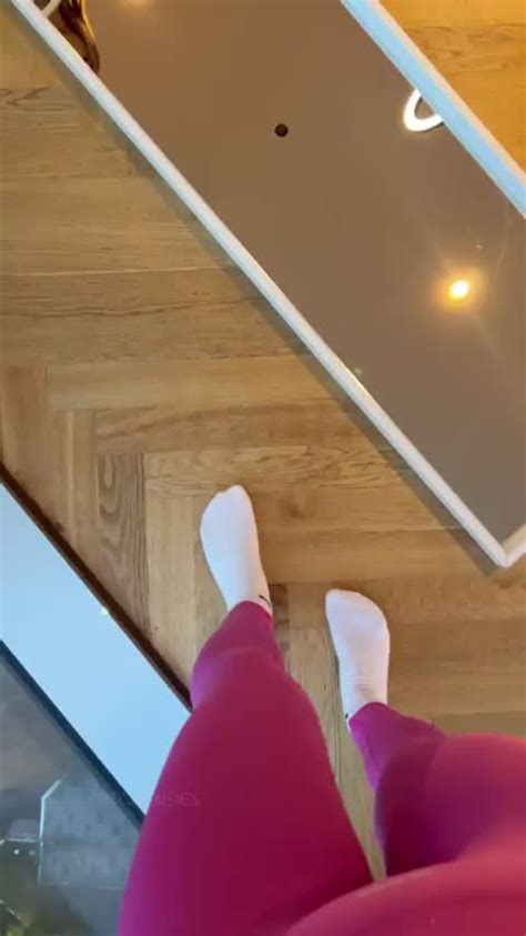 Me And My Friend Wanna Know Which One Of Us Has A Better Pussy Scrolller